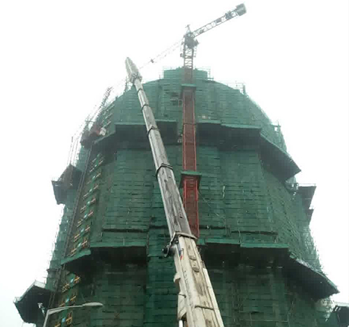 韶山吊车在工地上作业